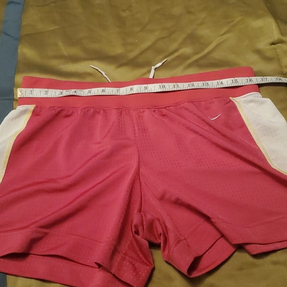Nike shorts in size large - Picture 6 of 7
